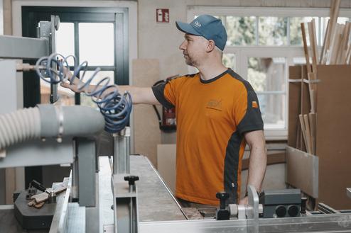 Präzise Holzverarbeitung – Unser Team bei der Arbeit Traditionelles Tischlerhandwerk in der Werkstatt der Tischlerei Faltin – Sägearbeit