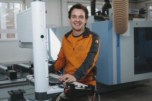 Jannes programmiert die CNC-Maschine – Maßgeschneiderte Lösungen in der Tischlerei Faltin Moderne CNC-Maschine in der Tischlerei Faltin – Präzision und Handwerkskunst vereint