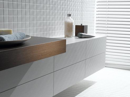 Waschtischunterschrank Detailaufnahme Detailaufnahme eines weißen Waschtischunterschrankes mit dunkler Waschtischplatte