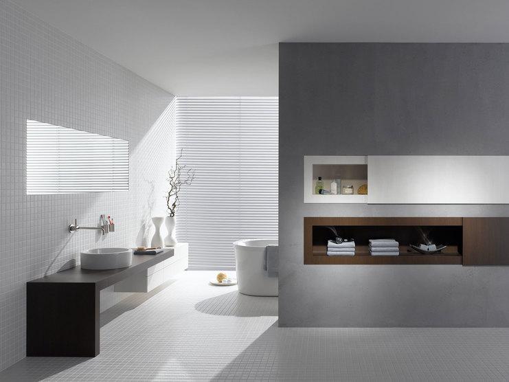 Badezimmerimpression mit Trennwand Badezimmerimpression mit stilvoller Trennwand mit Einbauregal.