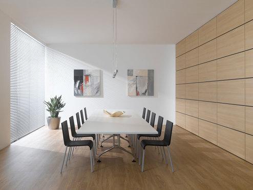 Impression eines Konferenzraumes im Hotel Impression eines Konferenzraumes im Hotel mit Einbauschrank aus Massivholz und weißem Konferenztisch