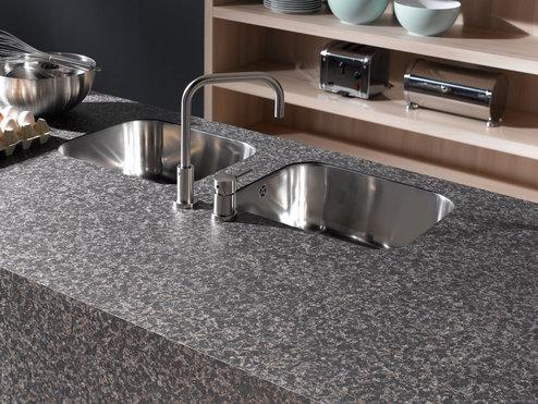 Detailaufnahme einer Arbeitsplatte mit integriertem Doppelspülbecken Detailaufnahme einer Arbeitsplatte in Steinoptik mit integriertem Doppelspülbecken
