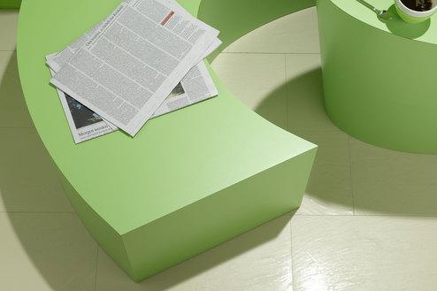 Detailaufnahme einer grünen Sitzbank Detailaufnahme einer grünen Sitzbank mit Papierdokumenten und Tischausschnitt mit Kaffeetasse