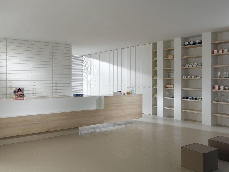 Impressionen einer Apothekeneinrichtung Impressionen einer Apothekeneinrichtung mit hellen Holzmöbeln und geräumigem Regalsystem, sowie aufgeräumten Empfang.
